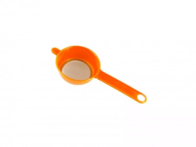 Снимка на Малка оранжева пластмасова цедка с метална мрежа