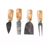 Елегантен комплект ножове за сирена върху дървено кубче